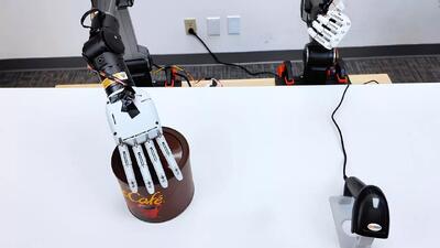  ببینید | دست رباتیکی که مثل انسان آیفون را نگه می‌دارد و قوطی نوشابه را باز می‌کند