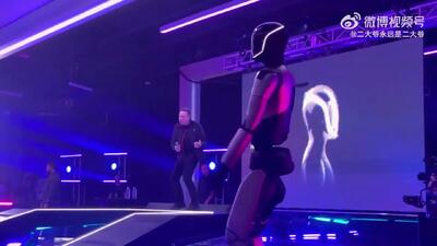  رقص هماهنگ ایلان ماسک و ربات انسان‌نمای اپتیموس