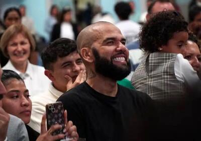  موعظه‌گری دنی آلوز در کلیسا