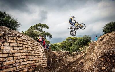  روایت قهرمان موتورسواری از ماجرای سقوط دسته‌جمعی موتورسواران زن | به خط پایان رسیدند!