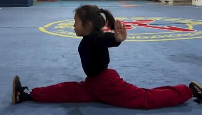  اینجا یک آموزشگاه هنرهای رزمی در کشور چین است! / آمادگی بدنی بی نظیر یک دختر کوچک (فیلم)