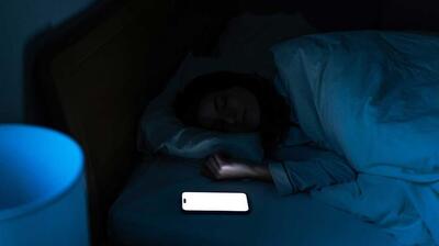  خوابیدن در کنار تلفن همراه می‌تواند خطرات سلامتی را در درازمدت افزایش دهد