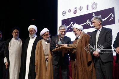  گزارش شفقنا از مراسم نکوداشت دکتر مهدوی راد؛ حضرت آیت‌الله سبحانی: نوشته هاى قرآنى و تاریخى او بسیار آموزنده و راهگشا است/ رئیس جمهور: دکتر مهدوی راد سهمی ماندگار در گسترش فضای آزاد اندیشی در کشور ایفا کرده است/ وزیر علوم: بسیاری از احادیث جعلی منتشرشده در رسانه ها سبب دین گریزی شده است/  استاد واعظی: سوء تدبیرها و سوء مدیریت ها نقش بیشتری در دین گریزی مردم دارد