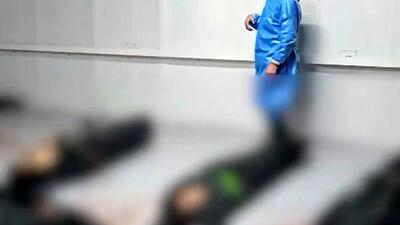  فیلم تلخ از پزشکی قانونی کهریزک تهران + گفتگو با پدر یکی از قربانیان حوادث اخیر بالای سر جنازه پسرش