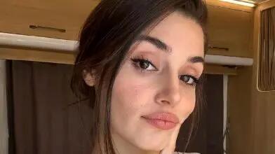  عکس جالب و دیدنی از هانده ارچل درحال بافتن یک فرش زیبا/ خانم بازیگر از این کارام بلده؟