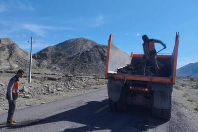  اجرای عملیات لکه‌گیری و بهسازی مسیر در محور میناب ـ بشاگرد