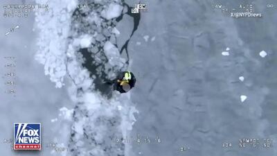  نجات دراماتیک سه نفر از خلیج یخ‌زده