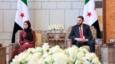  رفتار احمد الشرع با همسرش در جمع خبرساز شد | ویدئو