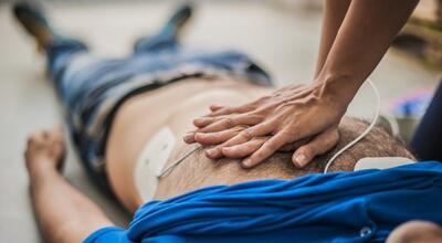  رئیس اورژانس: ۷۰ درصد ایست‌های قلبی در خانه رخ می‌دهد/ ۵ تا ۱۰ دقیقه اول عارضه قلبی فرصتی طلایی است