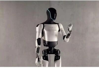  سقوط دردسرساز ربات انسان‌نما در اولین نمایش عمومی | فیلم