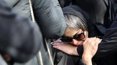  فیلم/ گریه های تلخ نیلوفر شهیدی در مراسم ختم پدرش «اسفندیار شهیدی» به گوش ملکوت رسید/ حضور دسته جمعی هنرمندان برای بدرقه هنرمند کشورمان به خانه ابدی