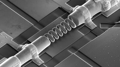  کنترل جریان الکتریسیته با پیچاندن کریستال‌ های بسیار کوچک توسط دانشمندان