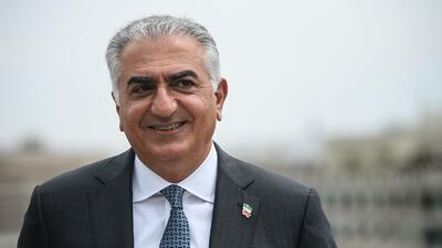  وقتی رضا پهلوی وقاحت را از حد می‌گذراند؛ دعوت مردم به جنگ و اغتشاش و سخنرانی پشت شیشه ضد گلوله! + فیلم