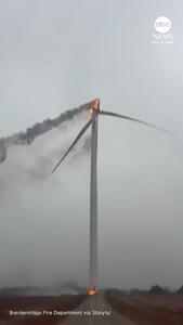  آتش گرفتن توربین بادی بر اثر اصابت صاعقه