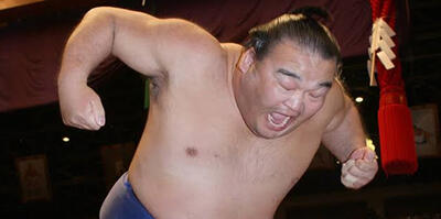  آشنایی با تاکامیساکاری سیکن، آدم آهنی و پادشاه هفت برد کشتی سومو؛ از سیلی به خود تا جادو در لبه رینگ - پارس فوتبال