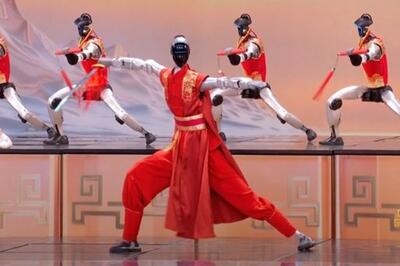  ببینید / نمایش خیره‌کننده ربات‌های چین در آیین عید بهار