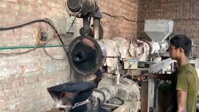  چگونه پاکستانی ها ضایعات پلاستیکی را به صندلی تبدیل می کنند؟ / فیلم