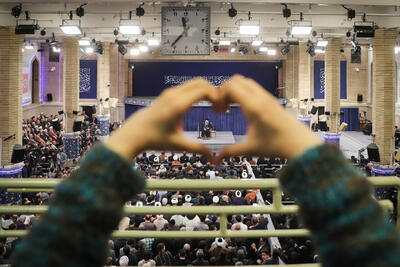  عکس | خامنه‌ای و عصایش، ترامپ و ناوهایش؛ دست‌نوشته معنادار از دیدار رهبری با مردم آذربایجان شرقی