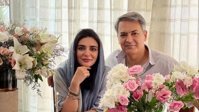  عکس ها / نگاهی به معماری ایرانی خانه  لیندا کیانی با چیدمان اشرافی و شاهانه / از صندلی راکی با فانوس روشن تا سرویس چایی محشرش با فرش اصیل ایرانی