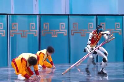  ویدئو | همکاری حیرت‌انگیز انسان‌ها و ربات‌ها در نمایش هنر‌های رزمی سنتی چین