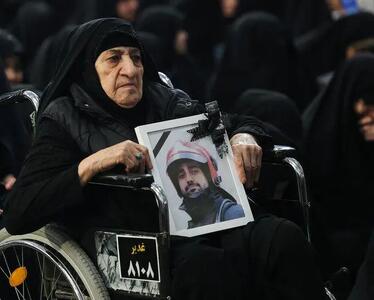  قاب عکس حمید مهدی، آتش‌نشانی مشهدی در مراسم چهلم کشته‌شدگان اعتراضات دی ماه + عکس