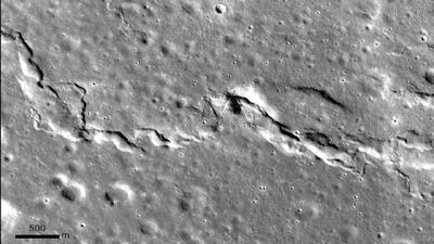  ماه به آرامی در حال کوچک شدن است