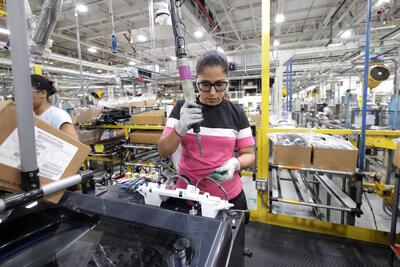  زنگ خطر برای کارگران آمریکایی؛ ۲۰ درصد مشاغل در تیررس ربات‌ها