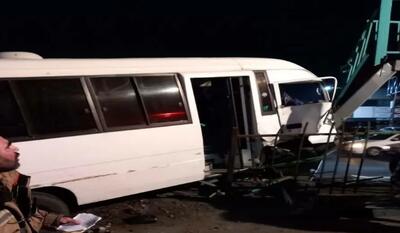  انحراف مینی‌بوس در بزرگراه آیت‌الله سعیدی/ ۱۰ نفر مصدوم شدند