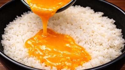  تخم مرغ ها را روی برنج بریزید و شگفت زده شوید