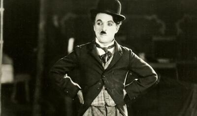  سفر در زمان؛ «چارلی چاپلین» در حال بررسی یک سکانس در پشت دوربین؛ سال 1294