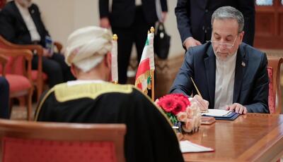  رویترز به نقل از یک منبع آگاه: وقتی واسطه‌های عمانی پاکتی از طرف آمریکا شامل پیشنهاد‌هایی درباره موشک‌ها، تحویل دادند، عراقچی حتی حاضر نشد بازش کند و آن را بازگرداند