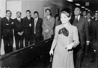  یادداشت‌های علم، دوشنبه ۲۹ مرداد ۱۳۵۲: شاهدخت شهناز با من مشورت کرد که چه جور پدرش را ببیند؛ گفتم که روز تولد شاه بدون خبر قبلی برود به کاخ و به ایشان تبریک بگوید و شروع به بوسیدن پدرش کند