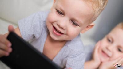  آیا استفاده‌ از صفحه‌نمایش پیش از پنج‌سالگی، بی‌سر‌و‌صدا رشد کودک شما را مختل می‌کند؟