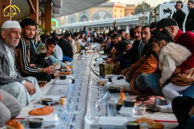  تصاویر دیدنی از سفره افطاری حرم امام موسی کاظم (ع)