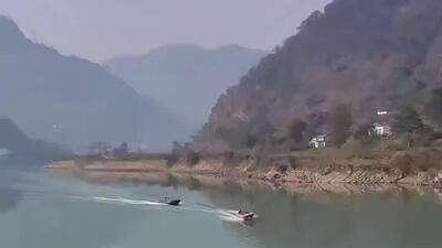  در هند، دو قایق موتوری در وسط یک رودخانه عریض نتوانستند از کنار یکدیگر عبور کنند