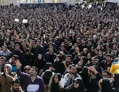  جو متشنج اعتراضات در دانشگاه ها؛ هجوم  به دانشجویان  دانشکده برق دانشگاه خواجه نصیر/ اقامه نماز ظهر توسط دانشجویان دانشگاه تهران در میان کف و سوت‌/ پرتاب سنگ به دانشجویان در دانشگاه امیرکبیر/ درگیری در دانشگاه فردوسی مشهد/ویدئو