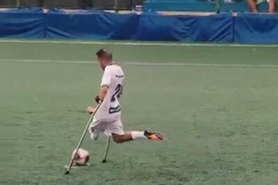  ببینید | ضربه ایستگاهی دیدنی در فوتبال توسط یک فوتبالیست قطع عضو با یک پا!