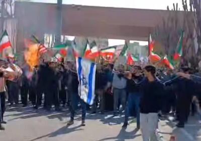  فیلم/ به آتش کشیدن پرچم آمریکا و اسرائیل در مقابل دانشگاه شرف