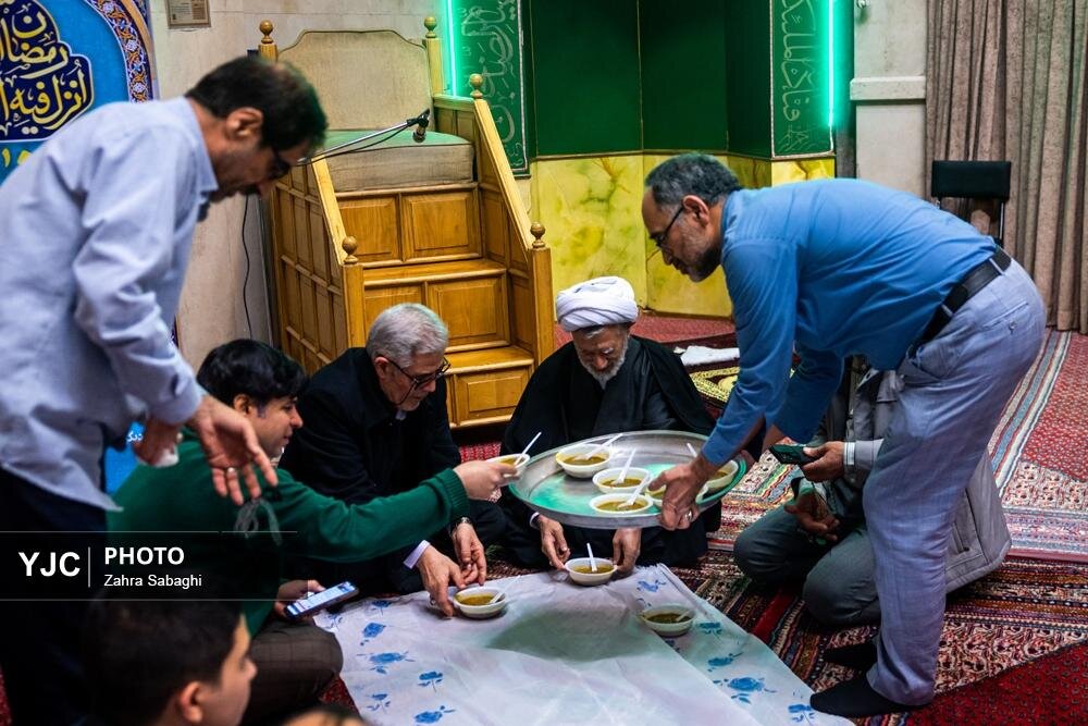 حال و هوای اولین افطاری ماه رمضان ۱۴۰۴ در مسجدالرضا