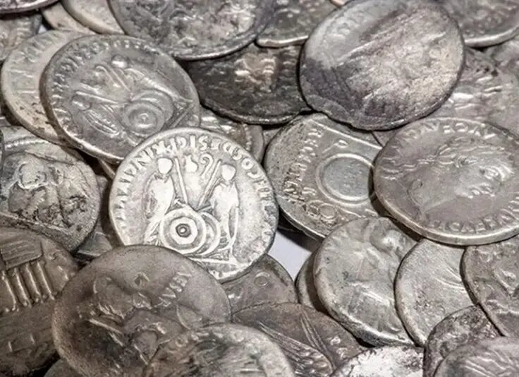یافتن گنج سکه‌های رومی هنگام جست‌وجو برای کلید تراکتور | عکس