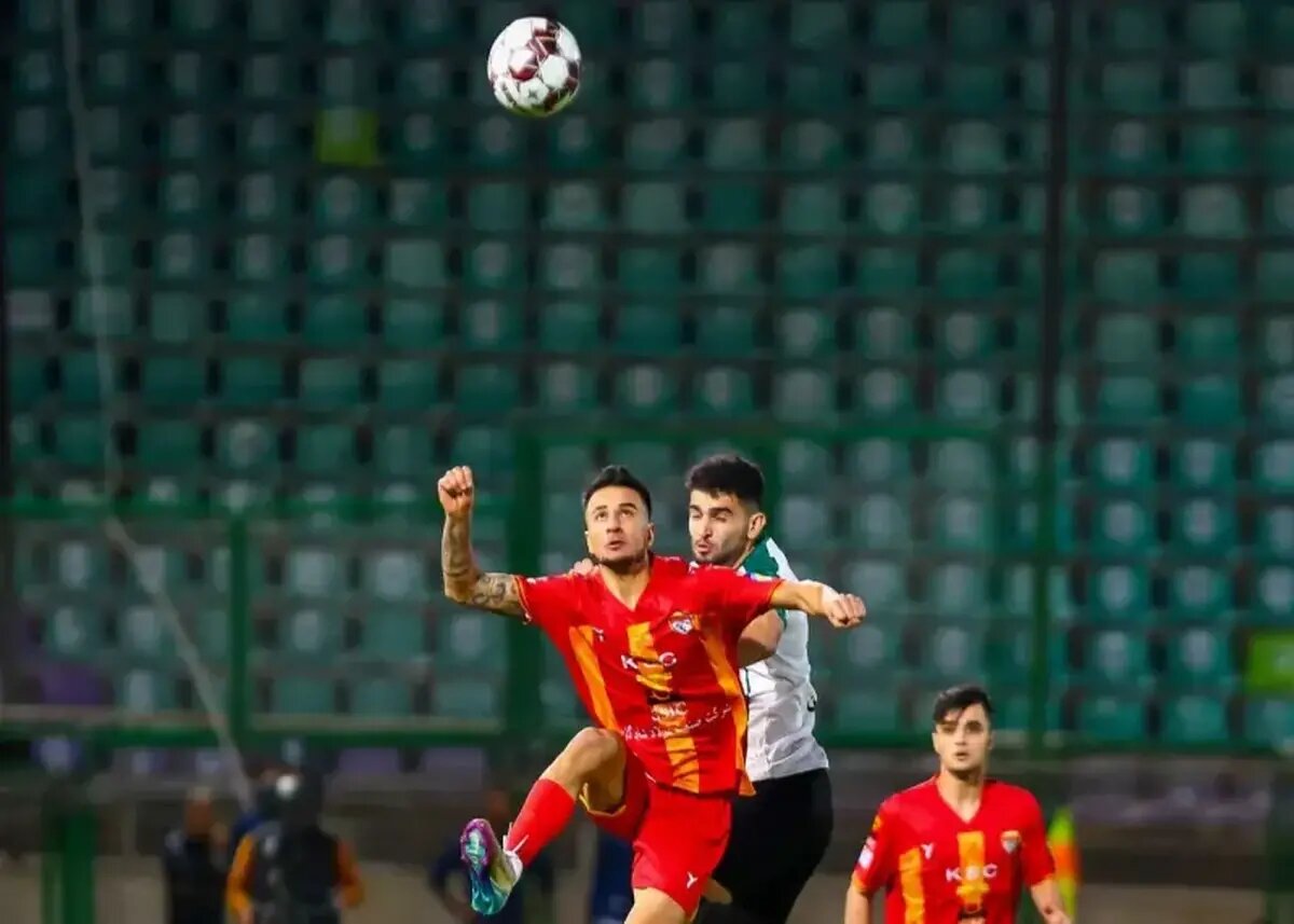 پیروزی لحظه آخری فولاد مقابل ذوب‌آهن ۱۰ نفره/ شاگردان مطهری همچنان می‌تازند