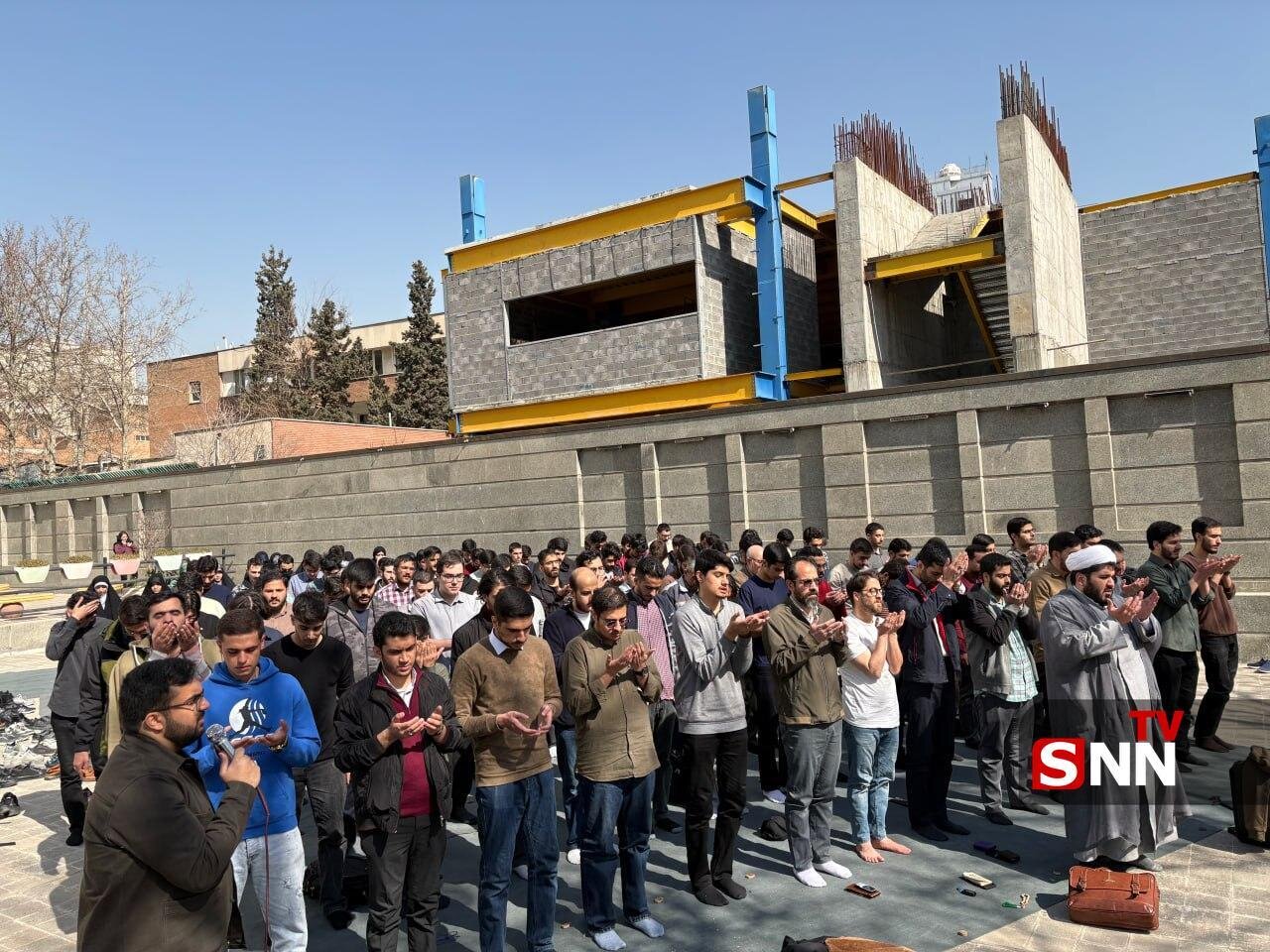 اقامه نماز دانشجویان دانشگاه تهران پس از برگزاری مراسم عزاداری + عکس