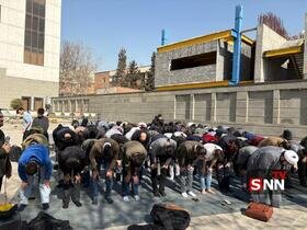 اقامه نماز دانشجویان دانشگاه تهران پس از برگزاری مراسم عزاداری + عکس