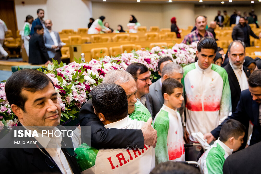 عکس/ آیین تجلیل از مدال‌آوران پارالمپیک با حضور رئیس جمهور